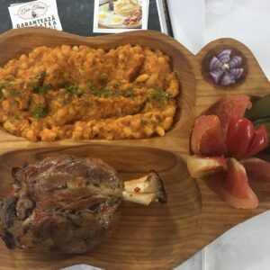 Ciolan porc cu fasole scăzută şi murături