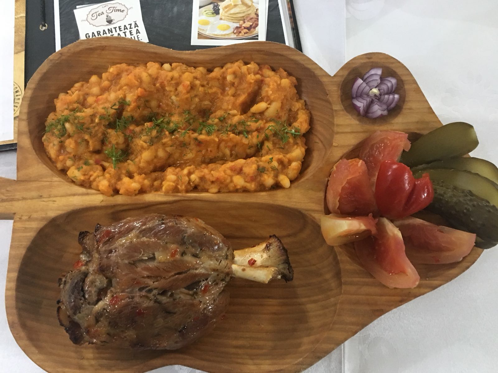 Ciolan porc cu fasole scăzută şi murături